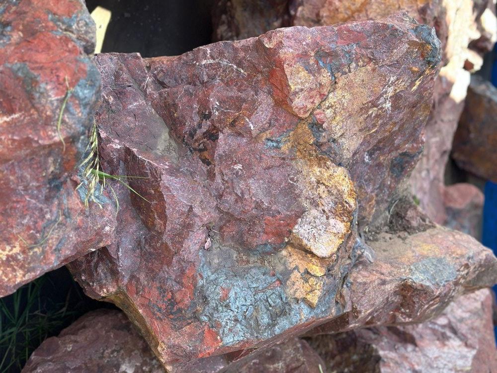 Камни для ландшафтного дизайна красно-фиолетовые 10-60 килограмм купить в Сахалинской области