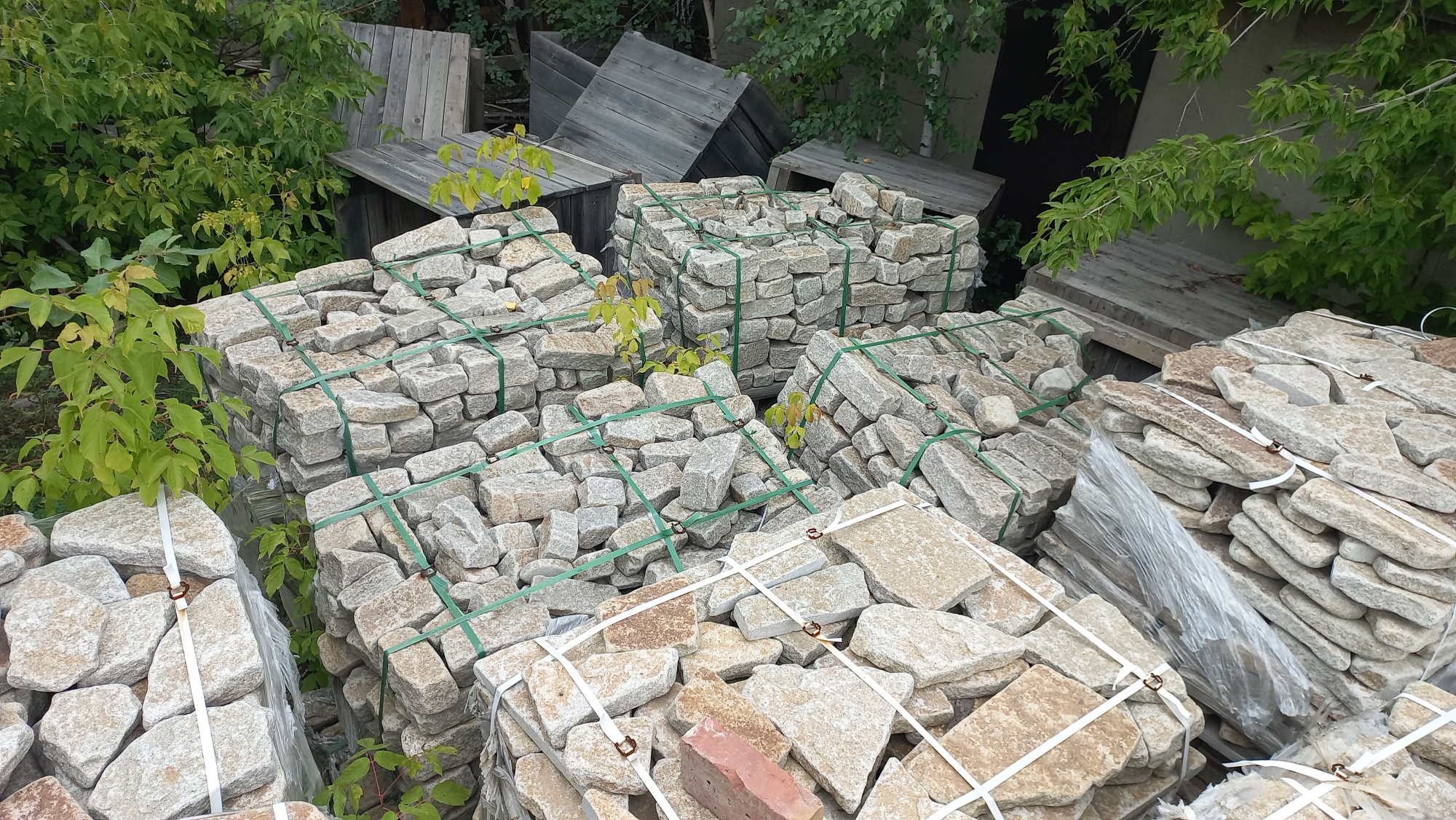 Плитняк галтованный гранитный для ландшафтного дизайна купить в Сахалинской области