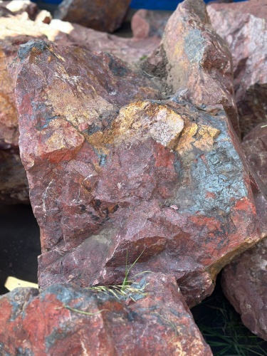 Камни для ландшафтного дизайна красно-фиолетовые 10-60 килограмм купить в Сахалинской области