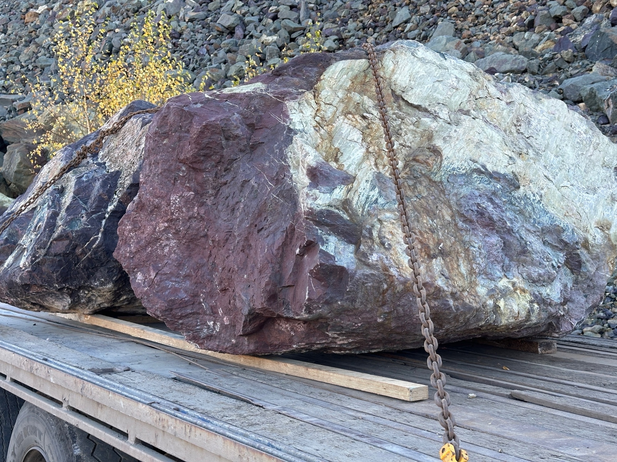 Огромные красно-фиолетовые валуны для ландшафтного дизайна весом более 5 тонн купить в Сахалинской области