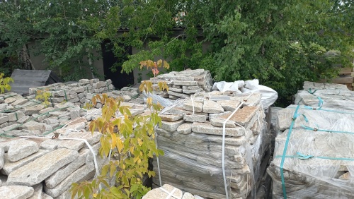 Плитняк галтованный гранитный для ландшафтного дизайна купить в Сахалинской области