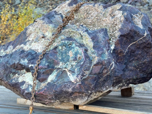 Огромные красно-фиолетовые валуны для ландшафтного дизайна весом более 5 тонн купить в Сахалинской области