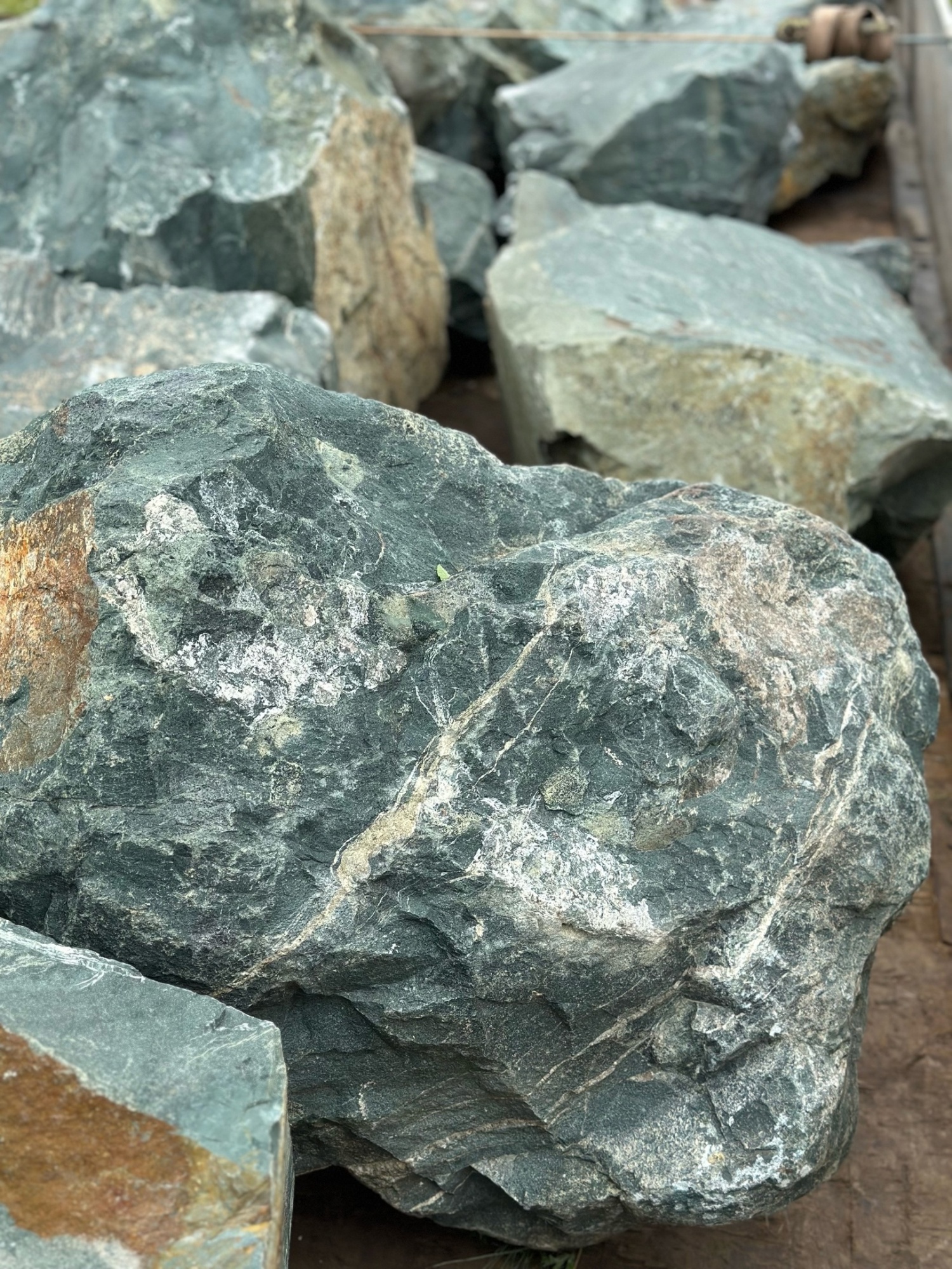 Камни для ландшафтного дизайна зелёные 10-60 килограмм купить в Сахалинской области