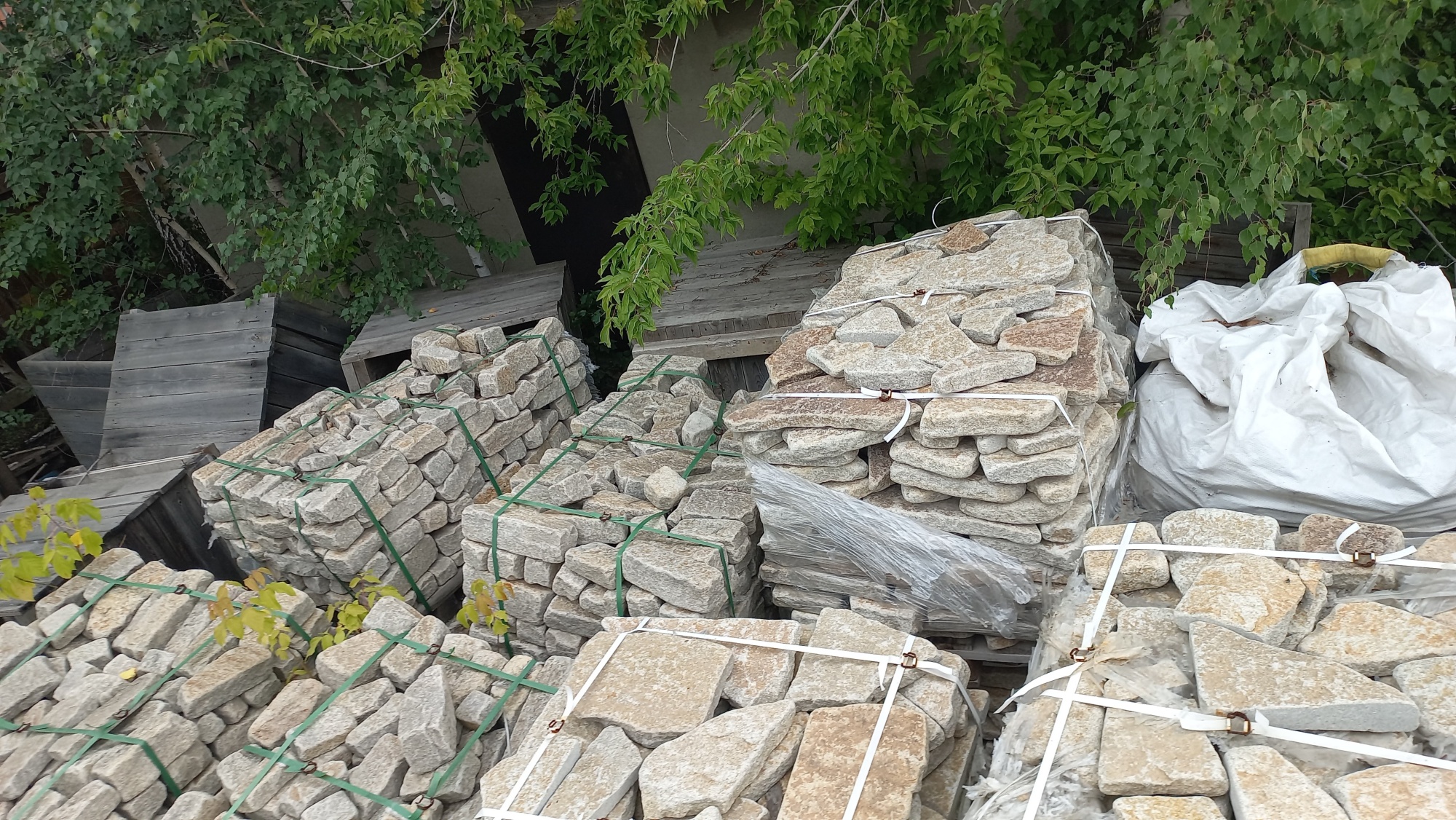 Плитняк гранитный галтованный купить в Сахалинской области