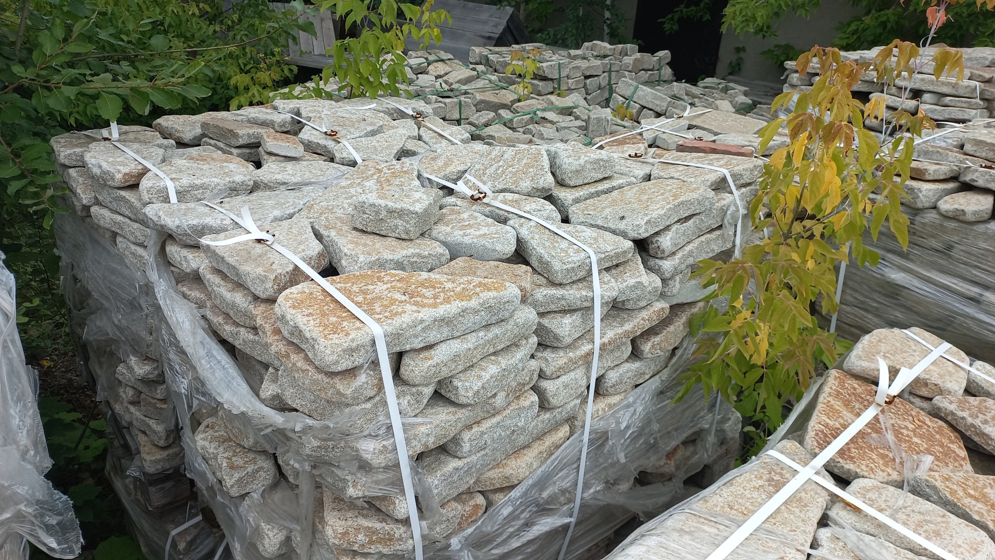 Плитняк галтованный гранитный для ландшафтного дизайна купить в Сахалинской области