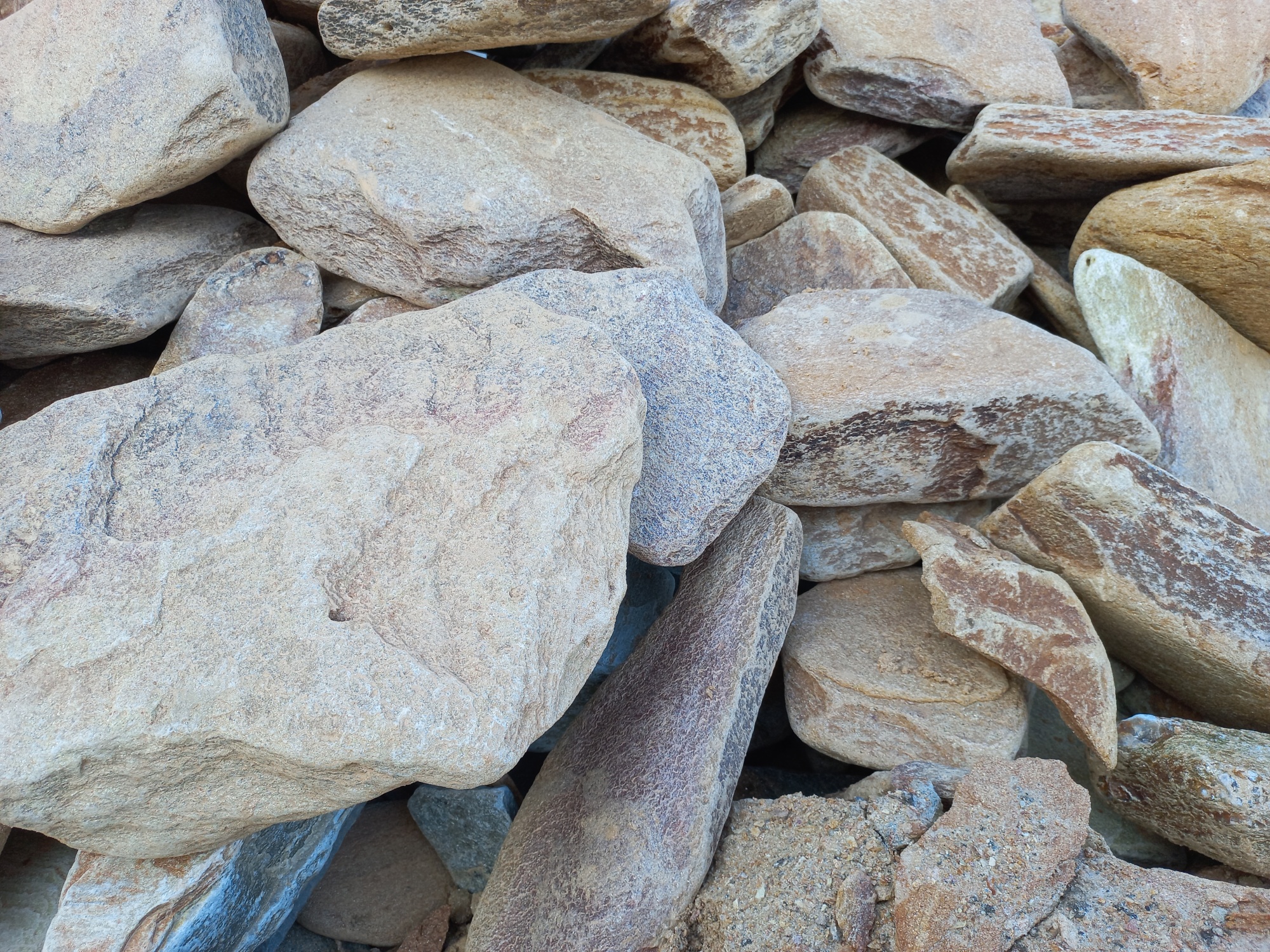 Златолит жёлтый, жёлто-зелёный глыбки и валуны для ланшафтного дизайна купить в Сахалинской области