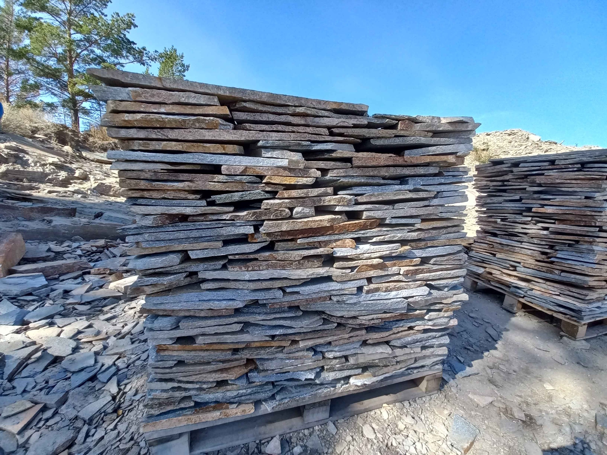 Плитняк златолит серебристый для фасада купить в Сахалинской области