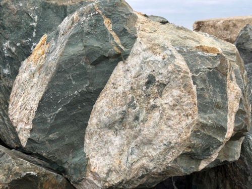 Гигантские зелёные валуны для ландшафтного дизайна весом более 5 тонн купить в Сахалинской области