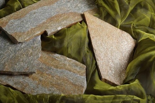 Плитняк златолит Уральский для цоколя, отмостки купить в Сахалинской области