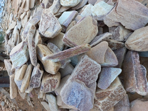 Златолит жёлтый, жёлто-зелёный глыбки и валуны для ланшафтного дизайна купить в Сахалинской области